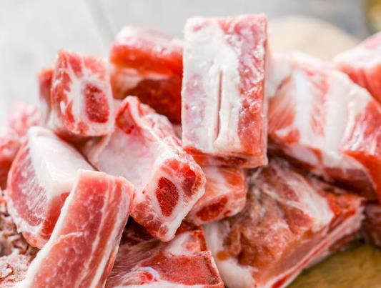 排骨焯水時(shí)要放佐料嗎?排骨焯水前需要冷水浸泡嗎