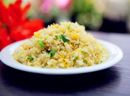 蛋炒飯做出來黏乎乎是怎么回事?蛋炒飯一定要用過夜的米飯嗎