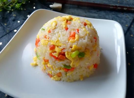 蛋炒飯做出來黏乎乎是怎么回事?蛋炒飯一定要用過夜的米飯嗎