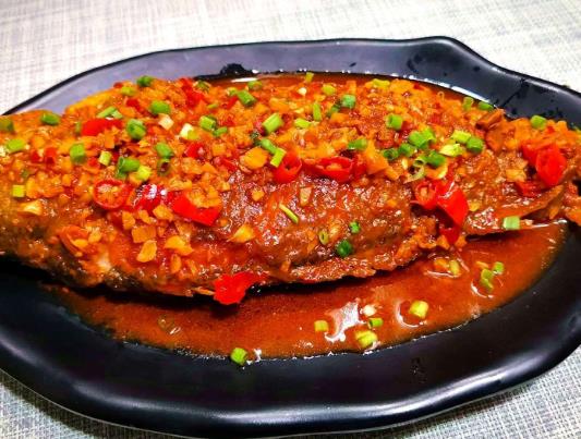 紅燒魚上面澆的紅色的是什么?紅燒魚怎么煎不粘鍋不掉皮