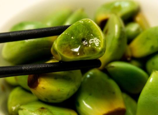 臘八蒜吃完了還可以二次放蒜進(jìn)去嗎?做臘八蒜兩頭要切掉嗎