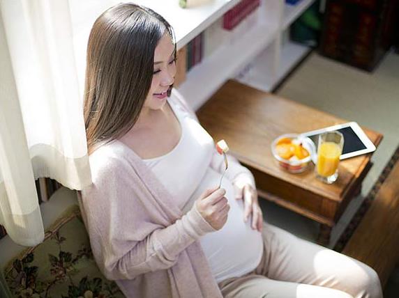 半夜總餓醒 孕婦能不能吃夜宵?孕期如何健康吃宵夜?
