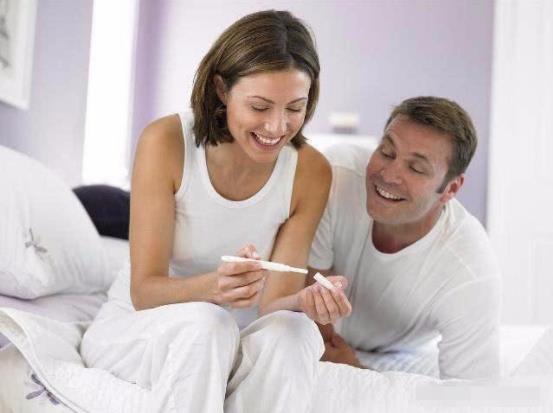 男女最佳生育年齡分別是多少?過(guò)早或者過(guò)晚生育孩子有什么影響