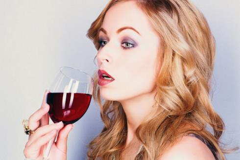 女人喝紅酒的最佳時間 女人喝紅酒什么時候喝最好