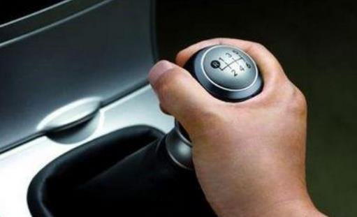 開車什么時(shí)候換擋最合適 開車換擋最佳時(shí)間