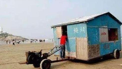 六、男子將拖拉機改裝成多功能房車.jpg