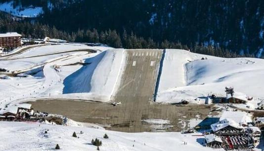 七、法國(guó)高雪維爾機(jī)場(chǎng).jpg