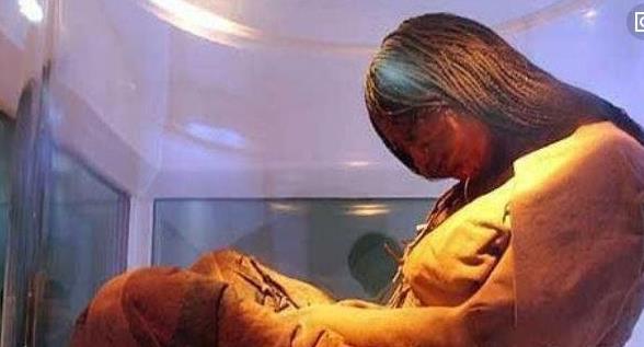 八、新疆天然女干尸復(fù)原圖.jpg