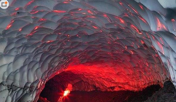 三、Mutnovsky火山附近的冰洞穴.jpg