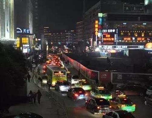 南昌必須去的小吃街排名,萬(wàn)達(dá)金街、蛤蟆街人氣都很旺