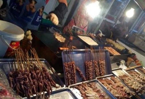 鄭州有名夜市小吃街,金鳳凰夜市主打海鮮,金星啤酒花園人氣旺