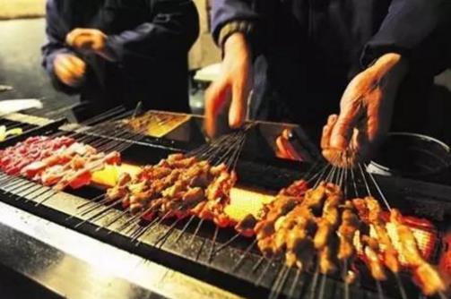 鄭州有名夜市小吃街,金鳳凰夜市主打海鮮,金星啤酒花園人氣旺