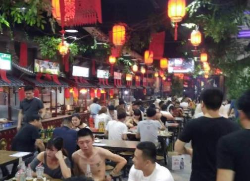 鄭州有名夜市小吃街,金鳳凰夜市主打海鮮,金星啤酒花園人氣旺