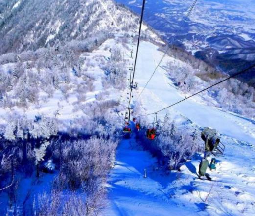中國十大滑雪勝地排名,哈爾濱亞布力國際滑雪場的高山斜坡是亞洲最長