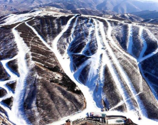 中國十大滑雪勝地排名,哈爾濱亞布力國際滑雪場的高山斜坡是亞洲最長
