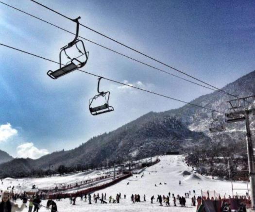中國十大滑雪勝地排名,哈爾濱亞布力國際滑雪場的高山斜坡是亞洲最長