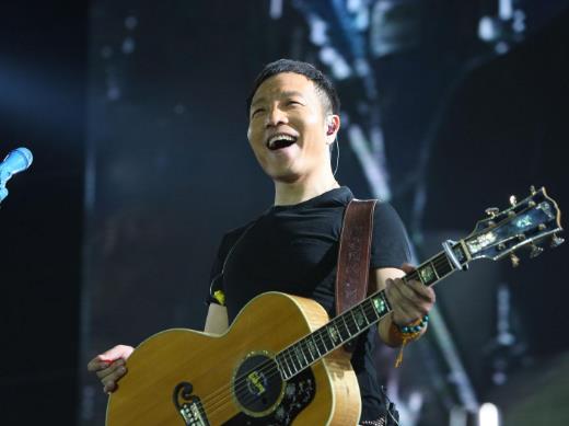許巍十大經(jīng)典歌曲排行榜,《執(zhí)著》《藍(lán)蓮花》震撼心靈
