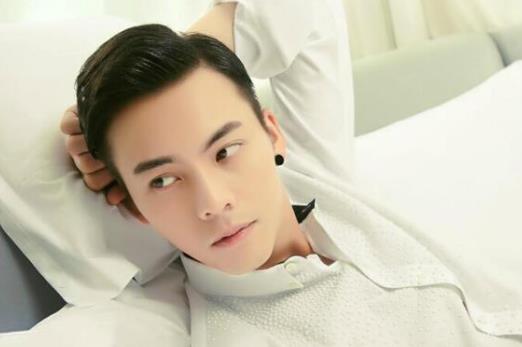 十大英皇旗下藝人排名,李克勤的歌曲很經(jīng)典、蔡卓妍的歌曲朗朗上口