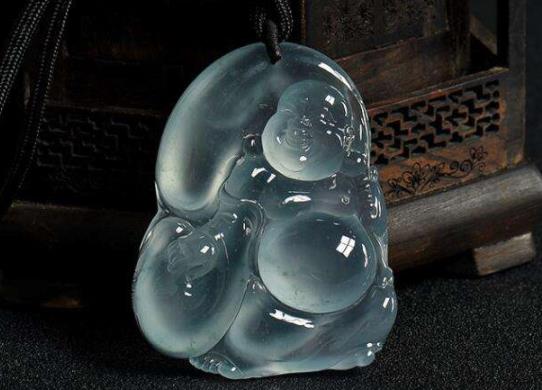 世界十大頂級(jí)翡翠排名,玻璃種翡翠質(zhì)地細(xì)膩、龍石種翡翠價(jià)格昂貴