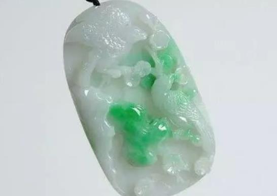 世界十大頂級(jí)翡翠排名,玻璃種翡翠質(zhì)地細(xì)膩、龍石種翡翠價(jià)格昂貴