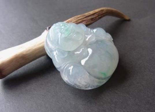 世界十大頂級(jí)翡翠排名,玻璃種翡翠質(zhì)地細(xì)膩、龍石種翡翠價(jià)格昂貴