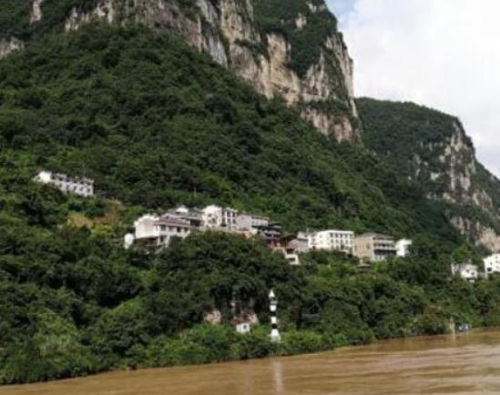 中國(guó)著名大型水庫(kù),三峽水庫(kù)是人工湖泊、龍?zhí)端畮?kù)是我國(guó)第二大水電站