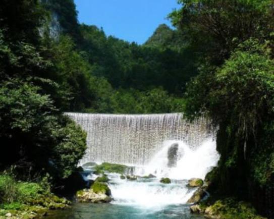 中國(guó)著名大型水庫(kù),三峽水庫(kù)是人工湖泊、龍?zhí)端畮?kù)是我國(guó)第二大水電站