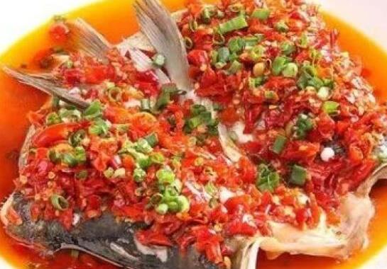 湘菜酒席中的十道菜排名,剁椒魚頭鮮辣可口、辣椒炒肉非常經(jīng)典