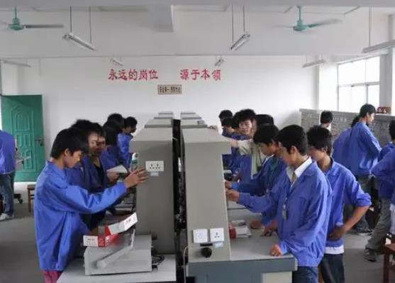 中國十大電工培訓(xùn)機(jī)構(gòu),程控教育、八方匯的講師有豐富的經(jīng)驗(yàn)