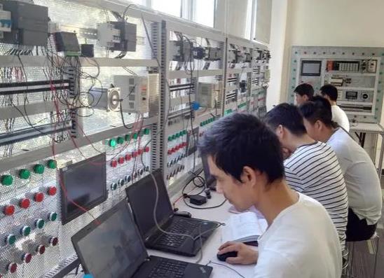 中國十大電工培訓(xùn)機(jī)構(gòu),程控教育、八方匯的講師有豐富的經(jīng)驗(yàn)