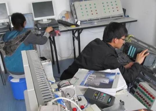 中國十大電工培訓(xùn)機(jī)構(gòu),程控教育、八方匯的講師有豐富的經(jīng)驗(yàn)