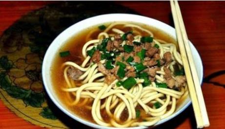 西藏美味特色小吃排行榜 藏式面條用較濃堿水和面煮熟后盛碗