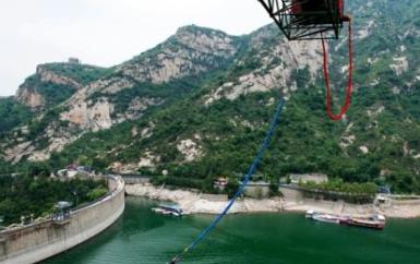 北京周邊蹦極地排行榜 青龍峽位于懷柔縣懷北鎮(zhèn)境內(nèi)