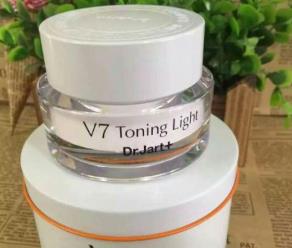 臺灣必買單品彩妝 1028我型我塑持色眉筆必須上榜之一