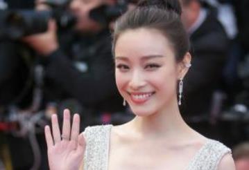 中國十大90后美女排行榜 迪麗熱巴中國內(nèi)地女演員畢業(yè)于上海戲劇學(xué)院