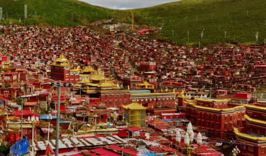 世界最大的佛教學(xué)院 色達(dá)佛學(xué)院凈化人心靈的佛學(xué)圣地
