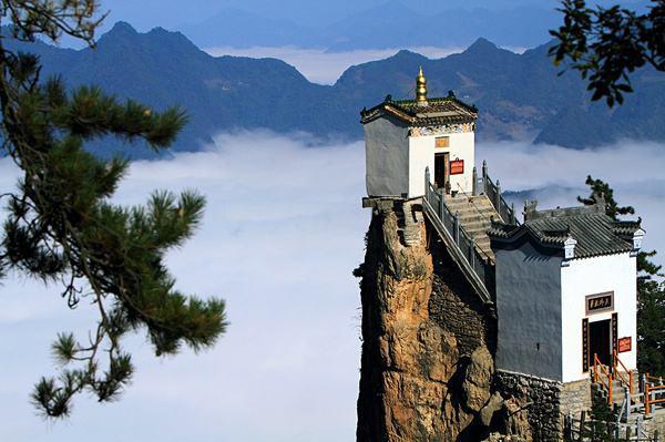 中國最險的三大寺廟 位于山頂懸崖峭壁之間 雙塔山最負盛名