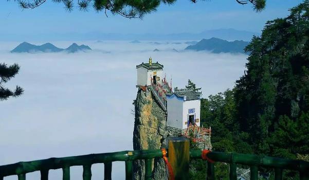 中國最險的三大寺廟 位于山頂懸崖峭壁之間 雙塔山最負盛名