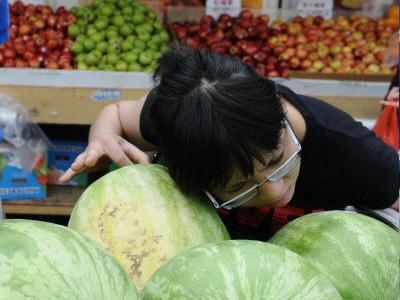 啃秋時(shí)怎樣挑選西瓜?如何挑選到好吃又甜的西瓜