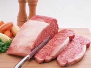 切肉有技巧：橫切牛羊斜切豬，順切雞肉和魚肉