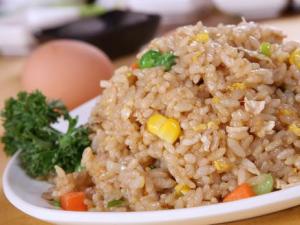 醬油炒飯?jiān)趺醋?？醬油炒飯的做法
