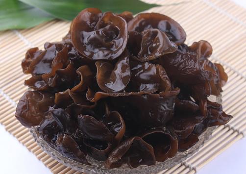 用熱水泡過(guò)的干木耳可以直接空腹食用嗎?