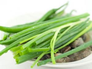 炒菜時怎樣利用蔥調(diào)味？做菜如何放蔥的小竅門