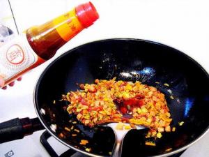 炒菜什么時候放醬油最好？炒菜放醬油的最佳時間