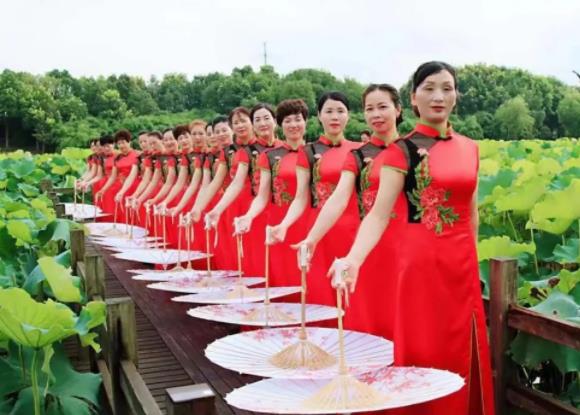 旗袍開叉在左邊還是右邊?旗袍容易皺怎么回事