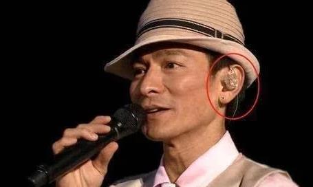 歌手演唱會(huì)耳朵戴的是耳機(jī)嗎 帶著耳返里面到底播放的是什么