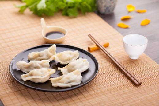 除夕團(tuán)圓飯是中午還是晚上?除夕吃餃子吃到硬幣說明什么