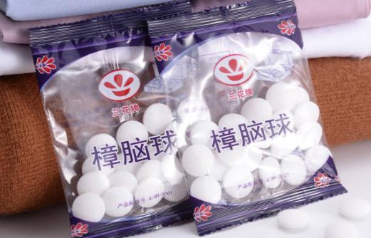 樟腦丸和食物放在一起還能吃嗎 樟腦丸可以和衣服放在一起嗎
