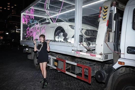 楊佳倩:美女企業(yè)家生日羨煞全城!千萬(wàn)豪車(chē)空降成都太古里