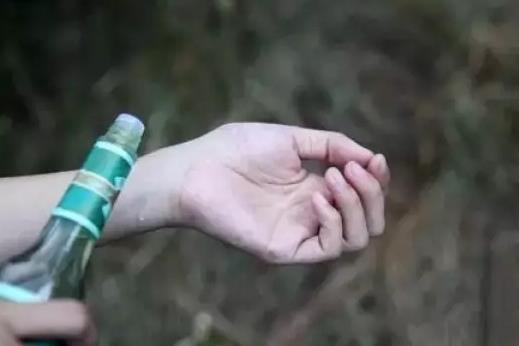 花露水和風(fēng)油精一起用能不能催情?花露水噴在電風(fēng)扇上可以變涼嗎?